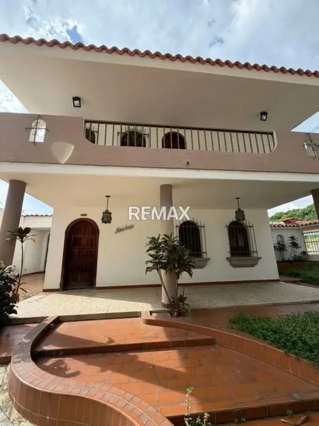 EN VENTA CASA DE ESQUINA EN LA URB. TRIGAL NORTE - 2