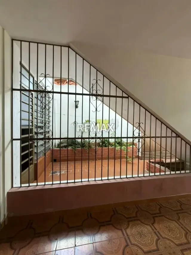 EN VENTA CASA DE ESQUINA EN LA URB. TRIGAL NORTE - 5