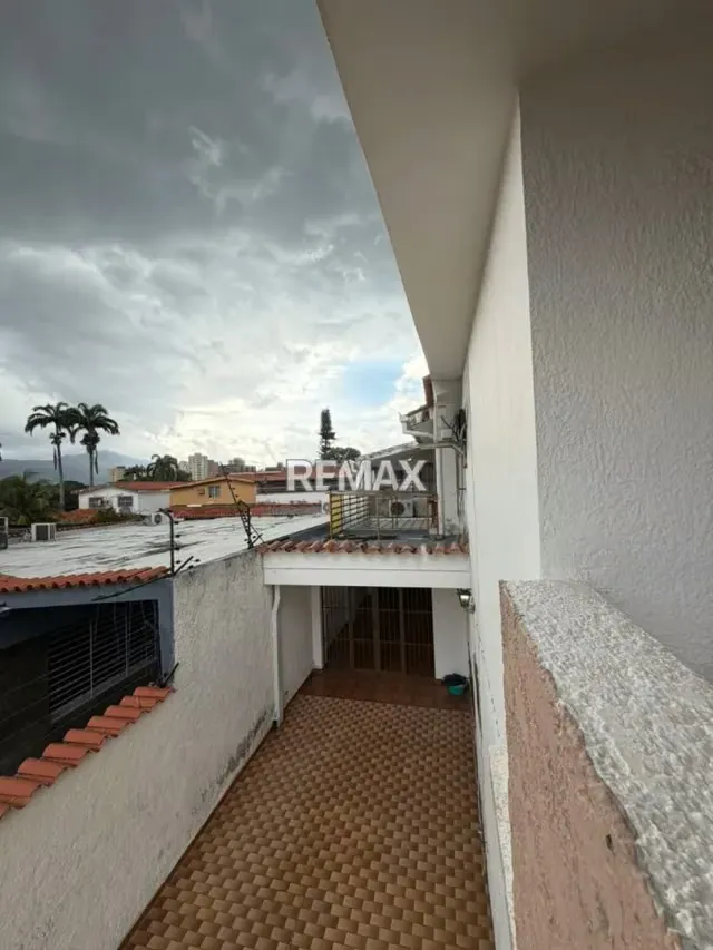 EN VENTA CASA DE ESQUINA EN LA URB. TRIGAL NORTE - 9