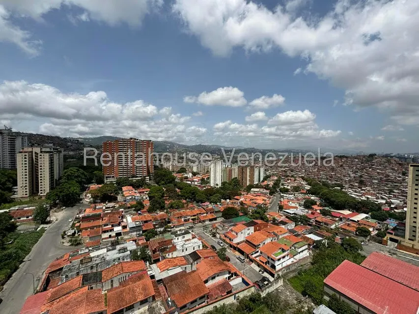 Apartamento (Duplex) en Venta en Lomas del Avila, Distrito Metropolitano - 2
