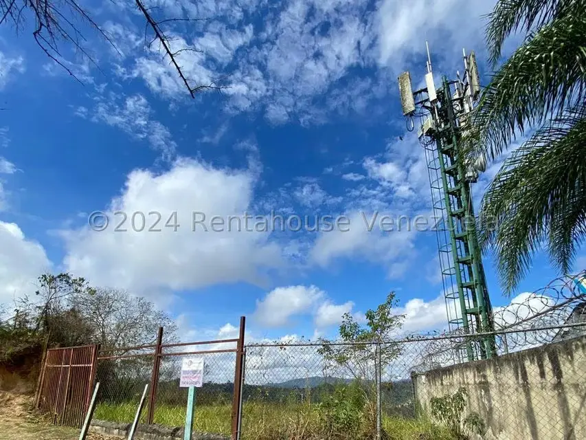 Terreno (Residencial) en Venta en Los Robles, Distrito Metropolitano - 4