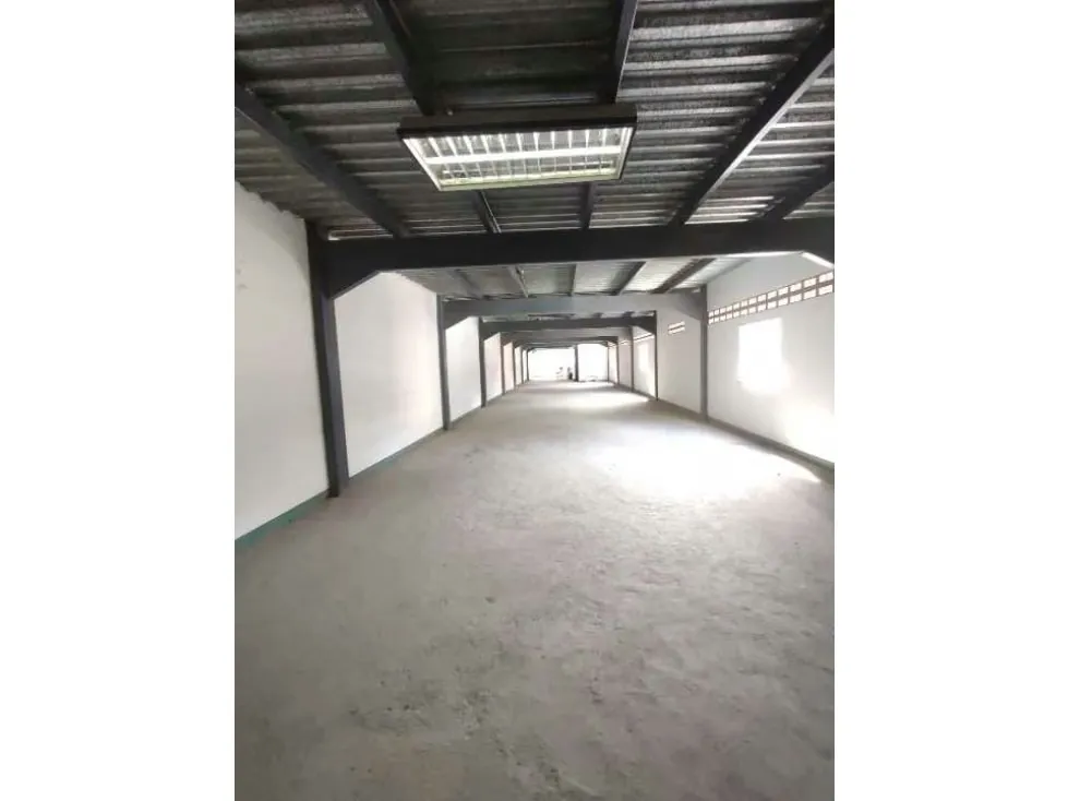 Venta y Alquiler Edificio Comercial nuevo en Catia 2000m2 - 14