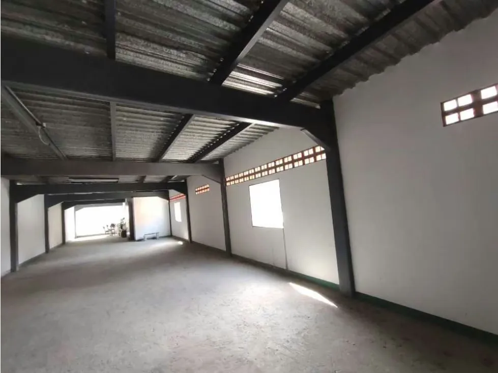 Venta y Alquiler Edificio Comercial nuevo en Catia 2000m2 - 17