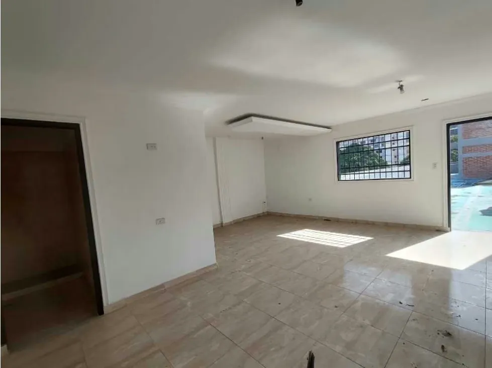 Venta y Alquiler Edificio Comercial nuevo en Catia 2000m2 - 24