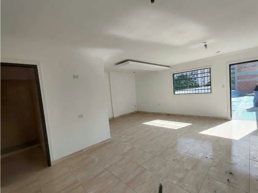 Venta y Alquiler Edificio Comercial nuevo en Catia 2000m2 - 25