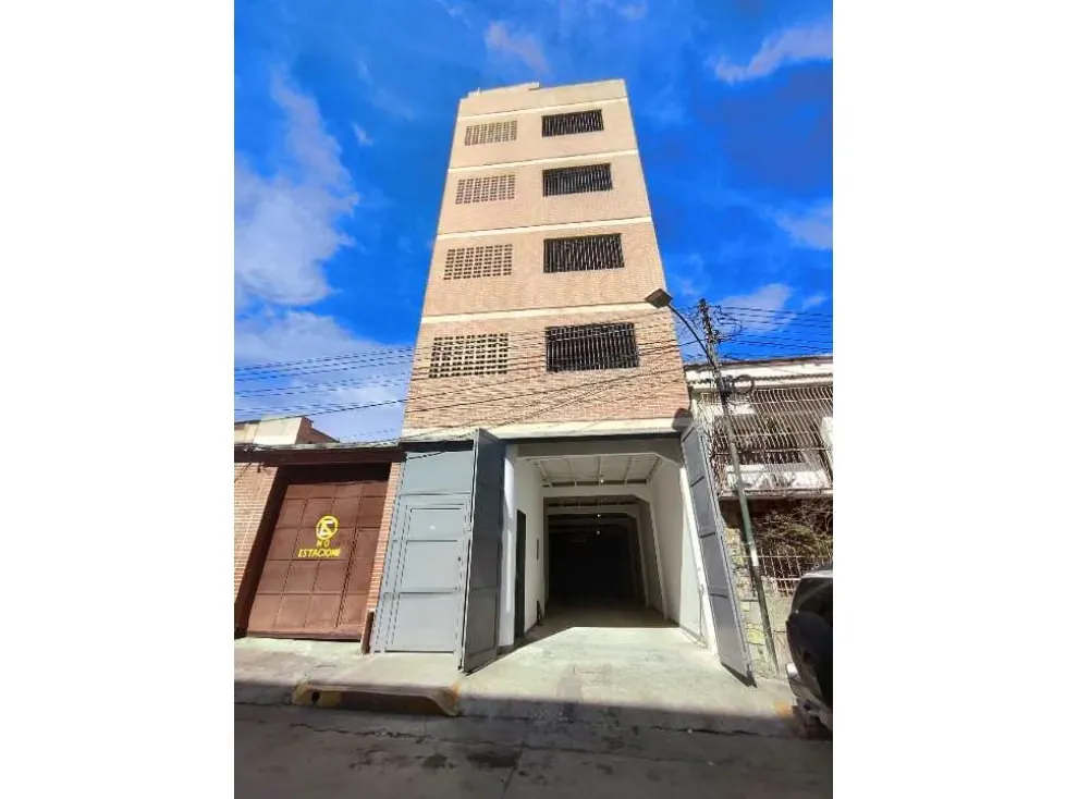 Venta y Alquiler Edificio Comercial nuevo en Catia 2000m2 - 3