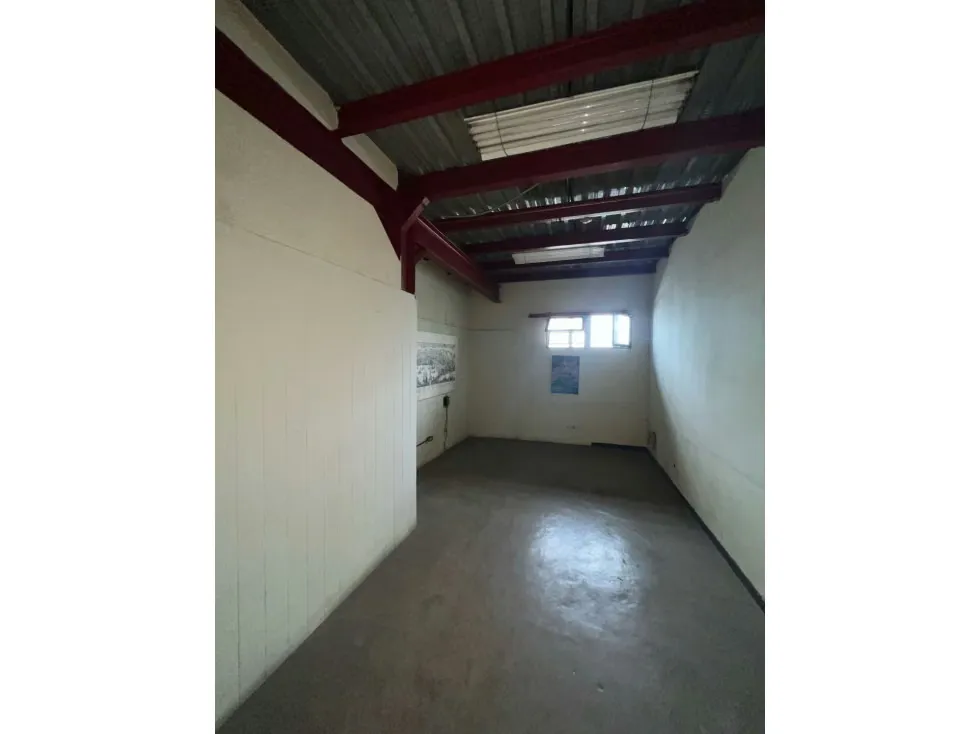 Alquilo local/Deposito 130m2 Zona industrial La Trinidad 6299 - 3
