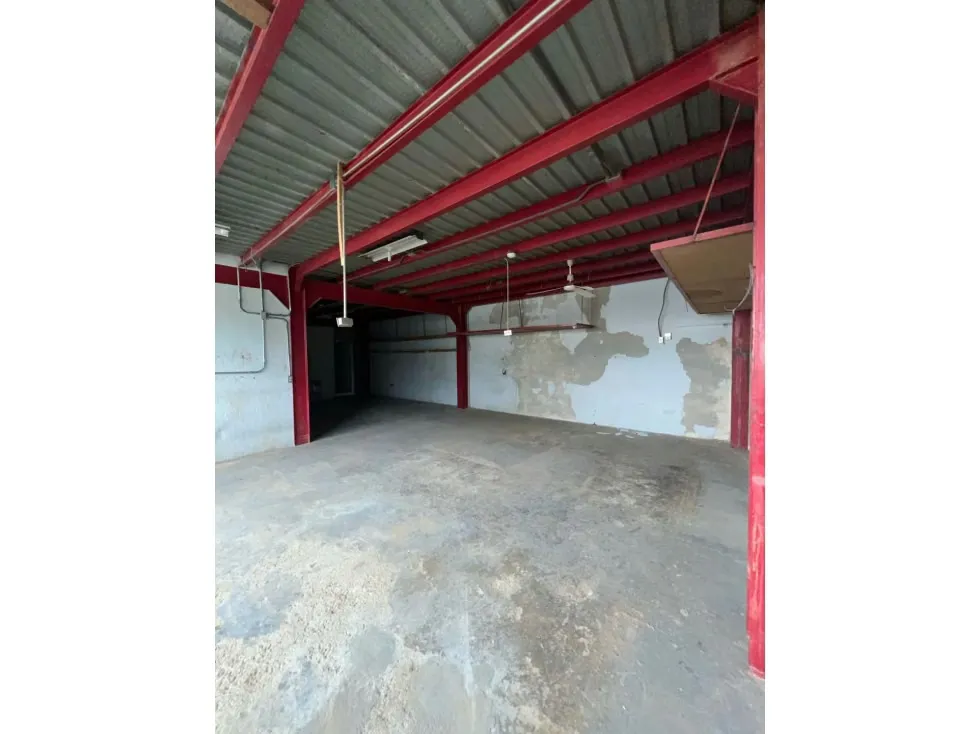 Alquilo local/Deposito 130m2 Zona industrial La Trinidad 6299 - 4