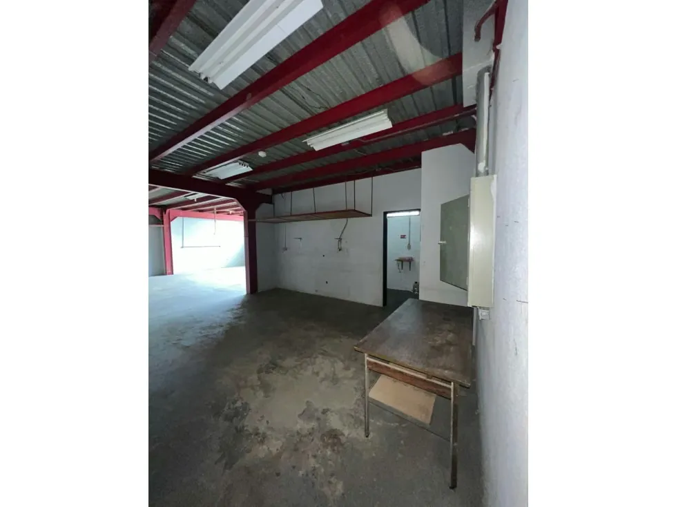 Alquilo local/Deposito 130m2 Zona industrial La Trinidad 6299 - 10