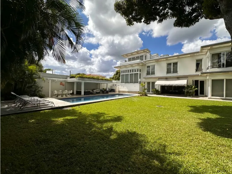 Se vende casa 1080m2. 8H+3S/9B+1S/4P. Country Club - 2