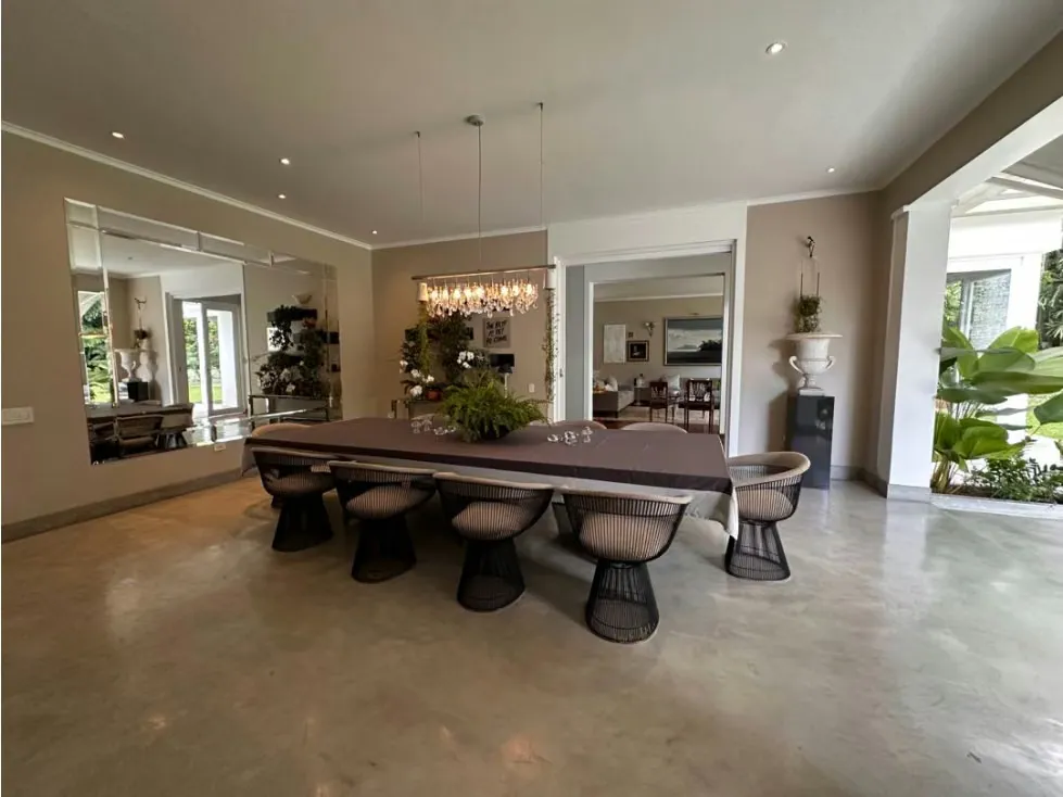 Se vende casa 1080m2. 8H+3S/9B+1S/4P. Country Club - 3