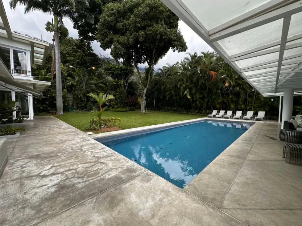 Se vende casa 1080m2. 8H+3S/9B+1S/4P. Country Club - 9