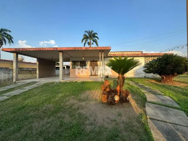 Hermosa y amplia casa-quinta ubicada en la Avenida Principal del sector la Hoyada en el municipio San Rafael de Carvajal. Código :
