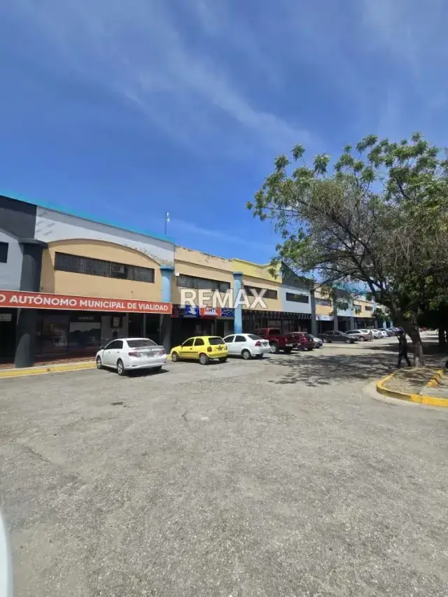 Venta de local comercial con Galpón en el CC. Boulevard Henrry Ford