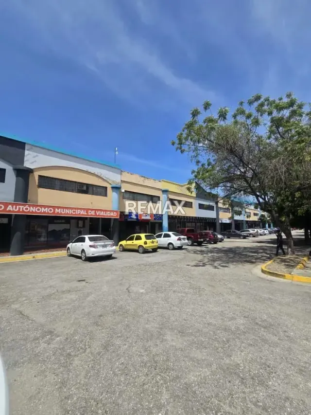 Venta de local comercial con Galpón en el CC. Boulevard Henrry Ford