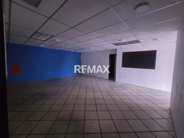 Venta de local comercial con Galpón en el CC. Boulevard Henrry Ford - 14