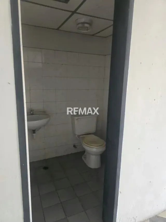 Venta de local comercial con Galpón en el CC. Boulevard Henrry Ford - 18