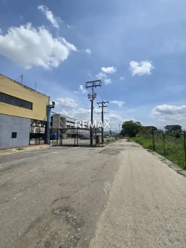 Venta de local comercial con Galpón en el CC. Boulevard Henrry Ford - 6