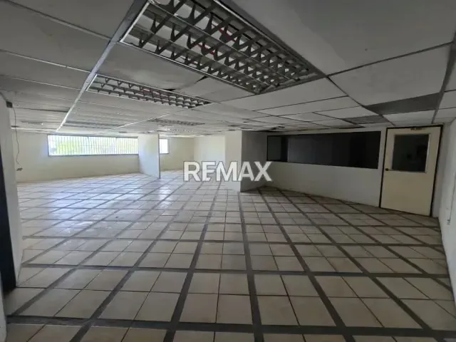 Venta de local comercial con Galpón en el CC. Boulevard Henrry Ford - 7