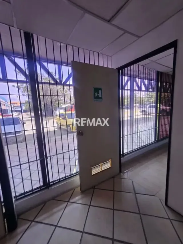 Venta de local comercial con Galpón en el CC. Boulevard Henrry Ford - 9