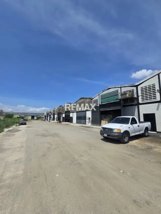Venta de local comercial con Galpón en el CC. Boulevard Henrry Ford - 10