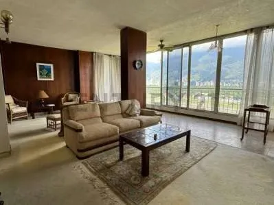 En Venta Penthouse para Remodelar en Lomas de Chuao
