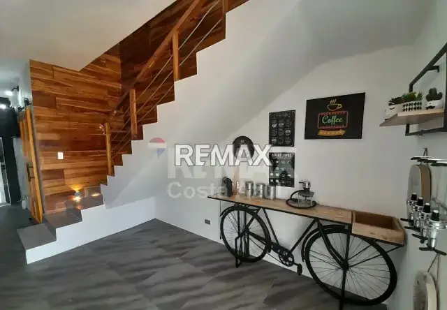 EN VENTA TOWN HOUSE, TOTALMENTE REMODELADO, CON ACABADOS MODERNO EN CONJUNTO RESIDENCIAL VILLA CORAL, EN TUCACAS.