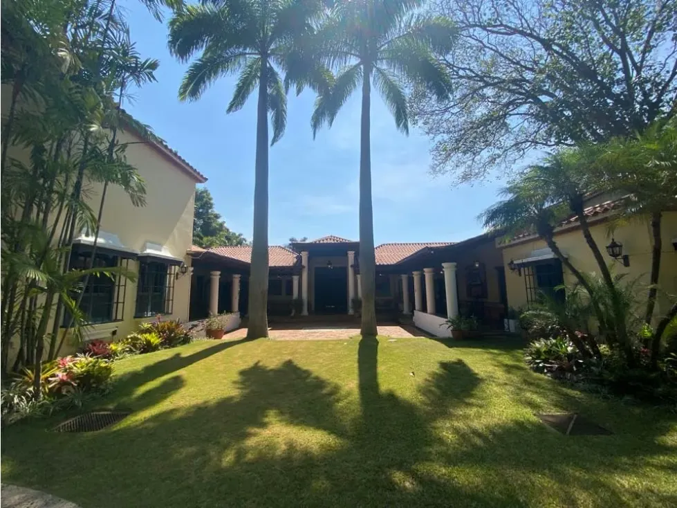 Se vende casa 1000m2 5h/6b/15p Los Chorros 4939