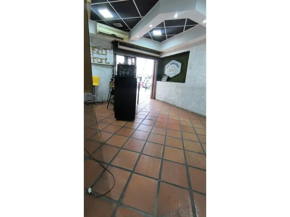 LOCAL EN ALQUILER LOS CHAGUARAMOS A PIE DE CALLE 50 MTS - 4