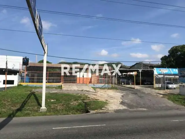 AMPLIO TERRENO EN LA AVENIDA DON JULIO CENTENO CON DOS ENTRADAS