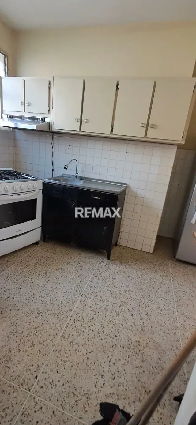 Venta de apartamento conservado ubicado en la Avenida 10 Diciembre - 11