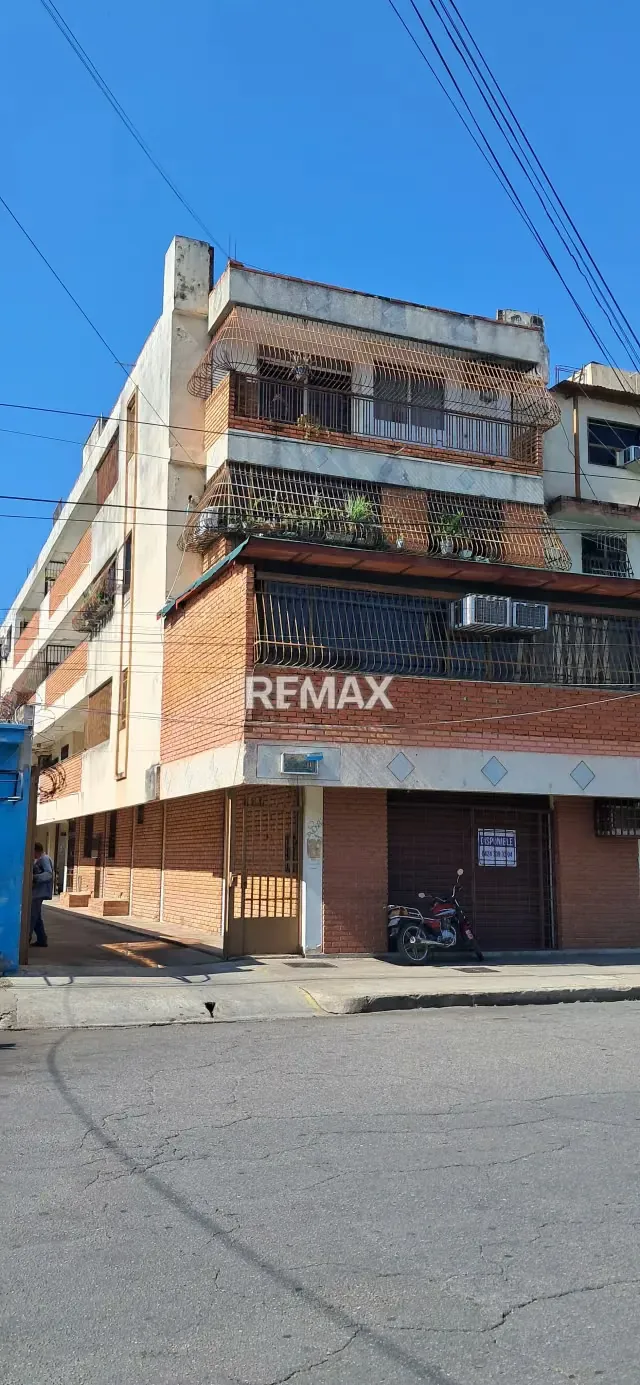 Venta de apartamento conservado ubicado en la Avenida 10 Diciembre - 2