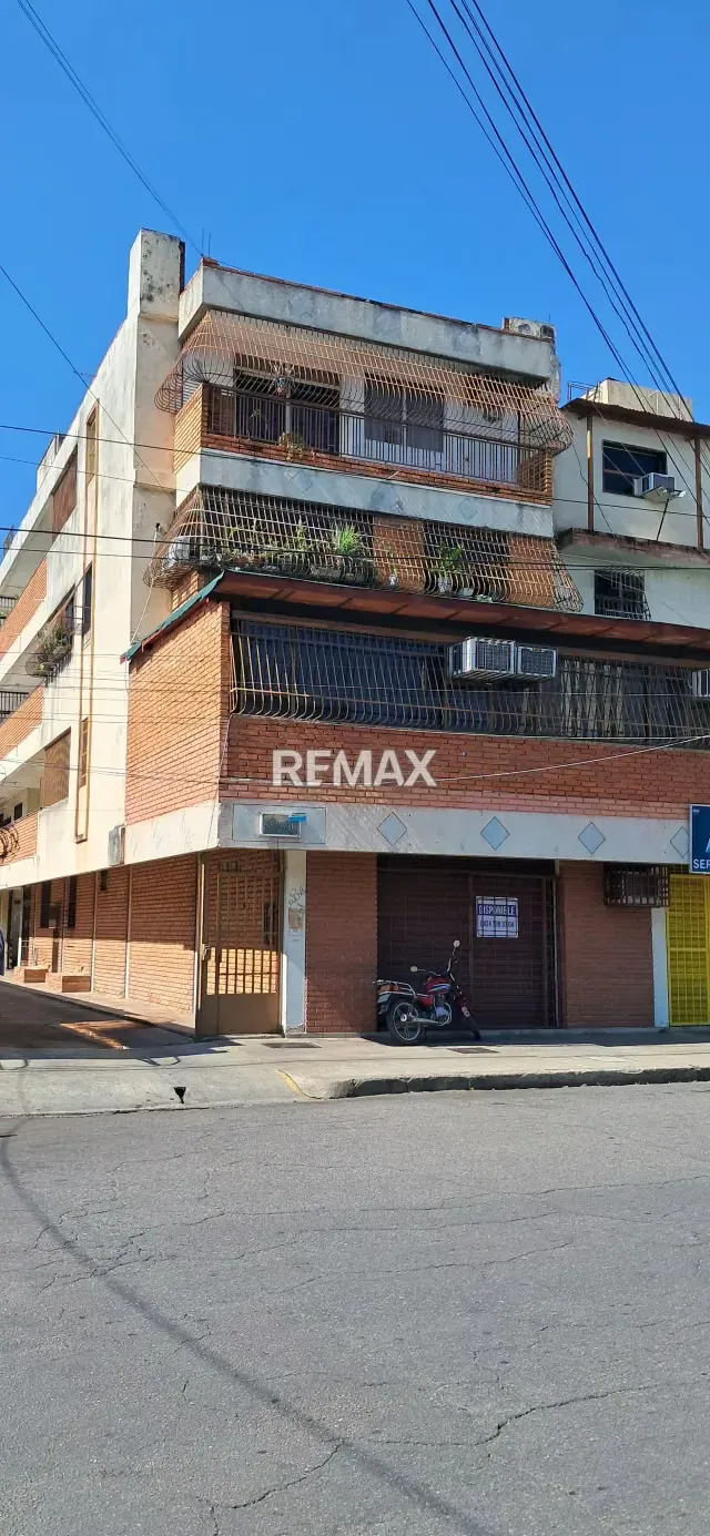 Venta de apartamento conservado ubicado en la Avenida 10 Diciembre - 3
