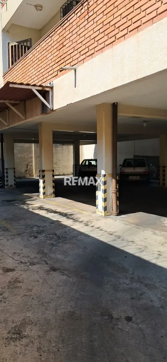Venta de apartamento conservado ubicado en la Avenida 10 Diciembre - 5