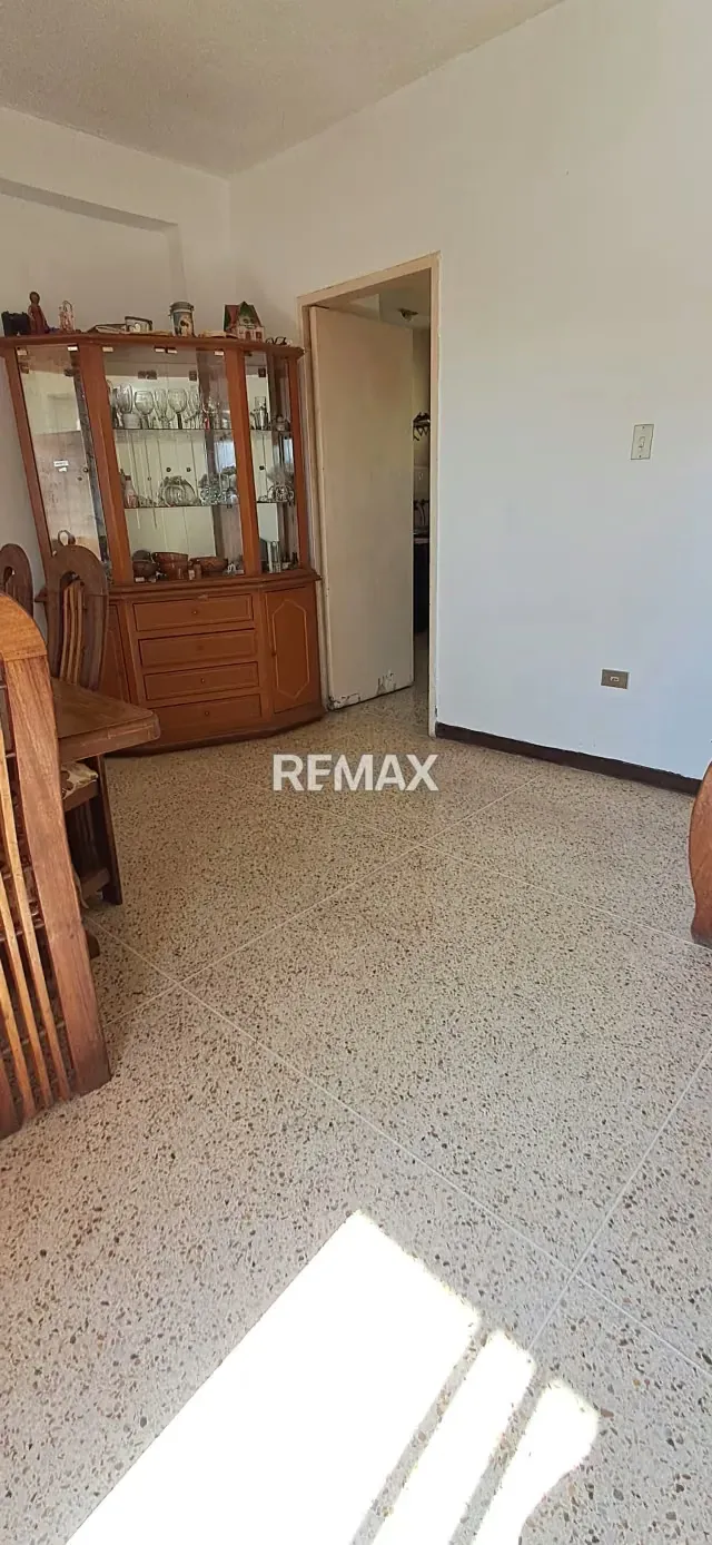 Venta de apartamento conservado ubicado en la Avenida 10 Diciembre - 6