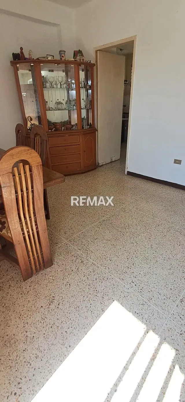 Venta de apartamento conservado ubicado en la Avenida 10 Diciembre - 7