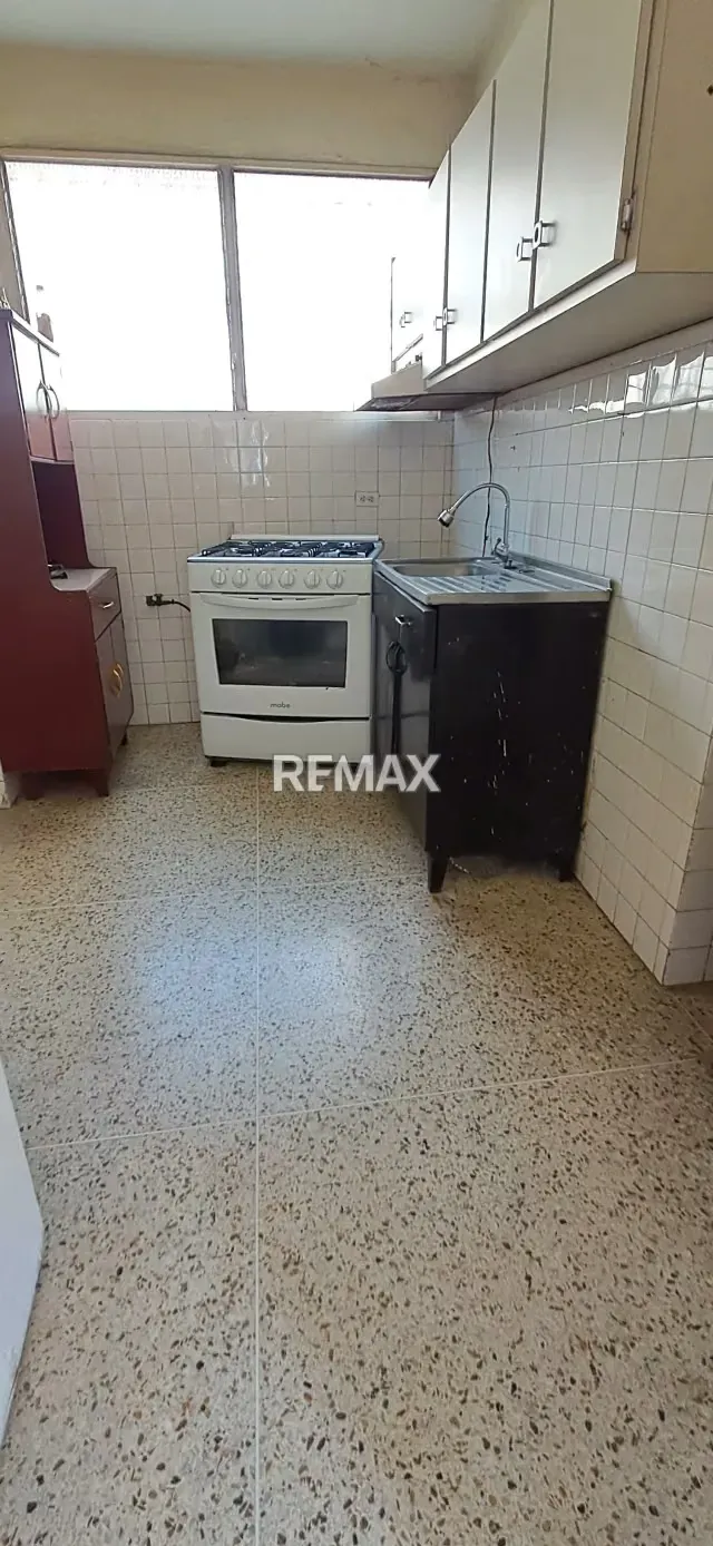 Venta de apartamento conservado ubicado en la Avenida 10 Diciembre - 10