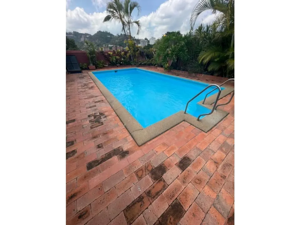 Se Vende o Alquila casa 400m2 4h+2s/4b/3p Cerro Verde 7262