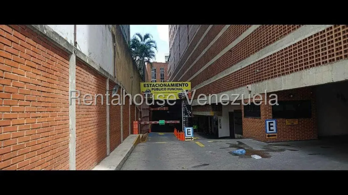 Apartamento (1 Nivel) en Alquiler en El Recreo, Distrito Metropolitano - 2