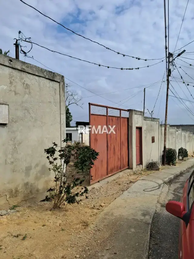 Se vende Terreno de 1000 m² con bienechuria en obra gris