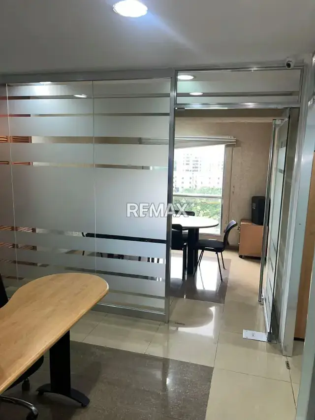 Se Vende OFICINA AMOBLADA TORRE CC CRISTAL