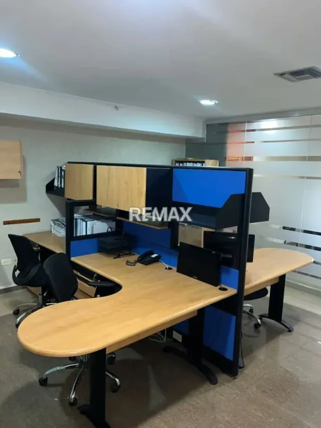 Se Vende OFICINA AMOBLADA TORRE CC CRISTAL - 11