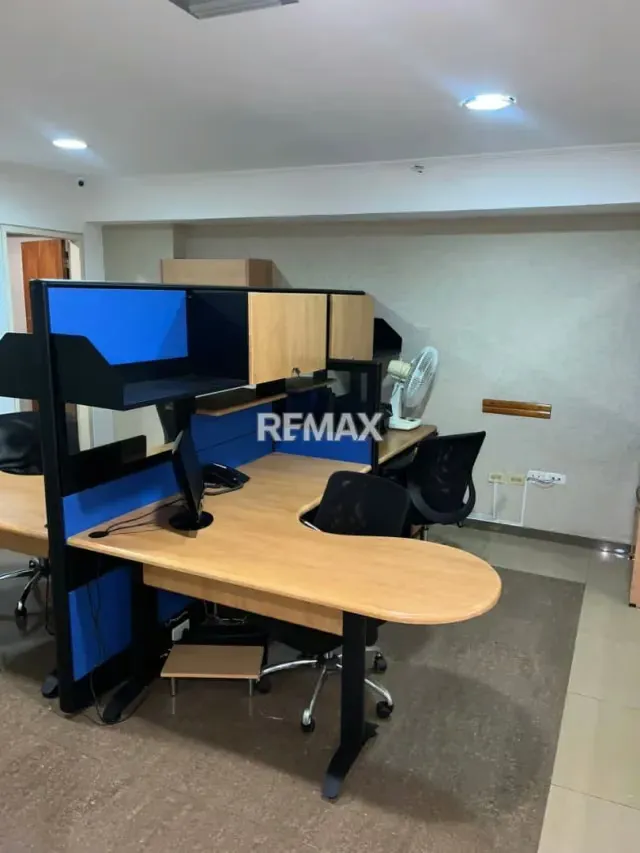 Se Vende OFICINA AMOBLADA TORRE CC CRISTAL - 13