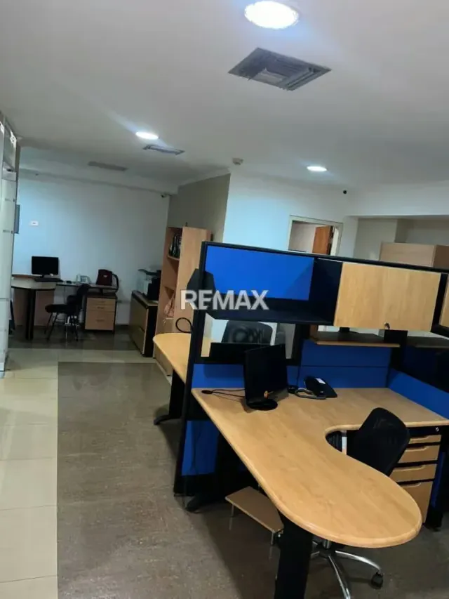Se Vende OFICINA AMOBLADA TORRE CC CRISTAL - 14