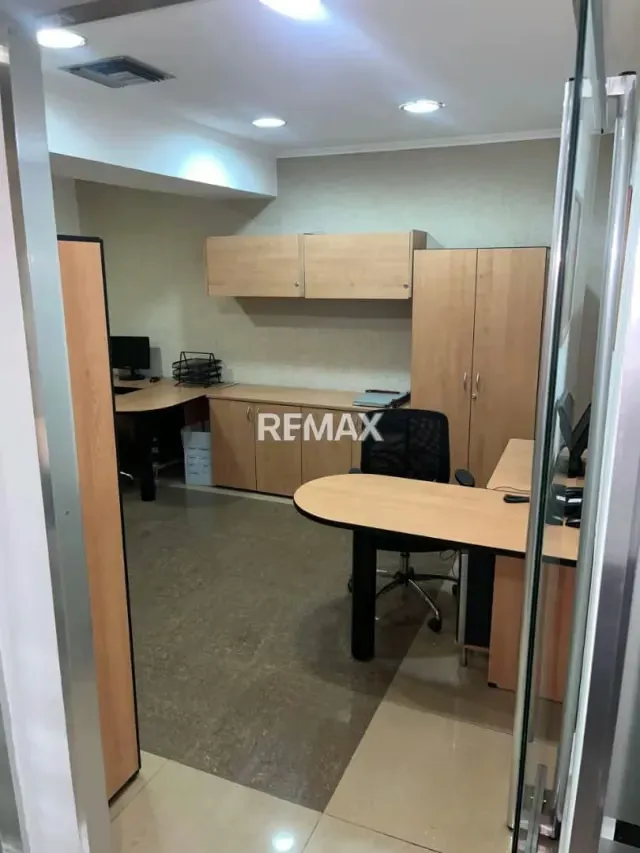 Se Vende OFICINA AMOBLADA TORRE CC CRISTAL - 17