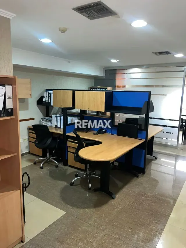 Se Vende OFICINA AMOBLADA TORRE CC CRISTAL - 19