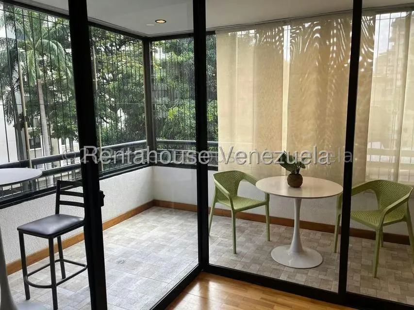 Apartamento (1 Nivel) en Alquiler en Los Palos Grandes, Distrito Metropolitano - 13