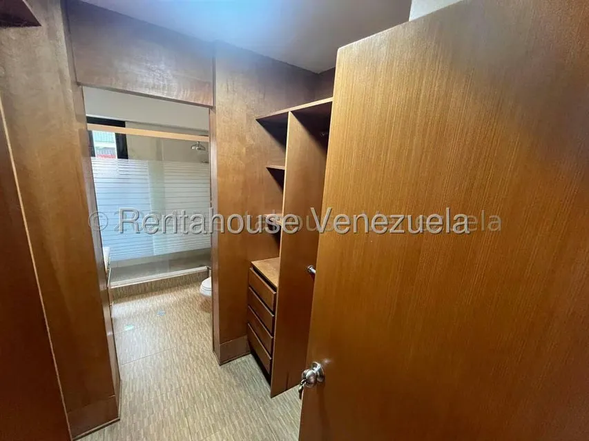 Apartamento (1 Nivel) en Alquiler en Los Palos Grandes, Distrito Metropolitano - 19