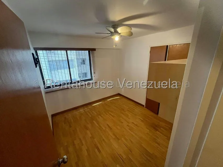 Apartamento (1 Nivel) en Alquiler en Los Palos Grandes, Distrito Metropolitano - 23