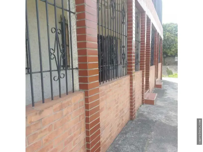 Casa tres niveles en venta Ubicado en la entrada de Morón C-6487099